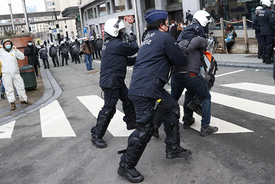 Belçika'da polisin sert müdahalesi dikkati çekti