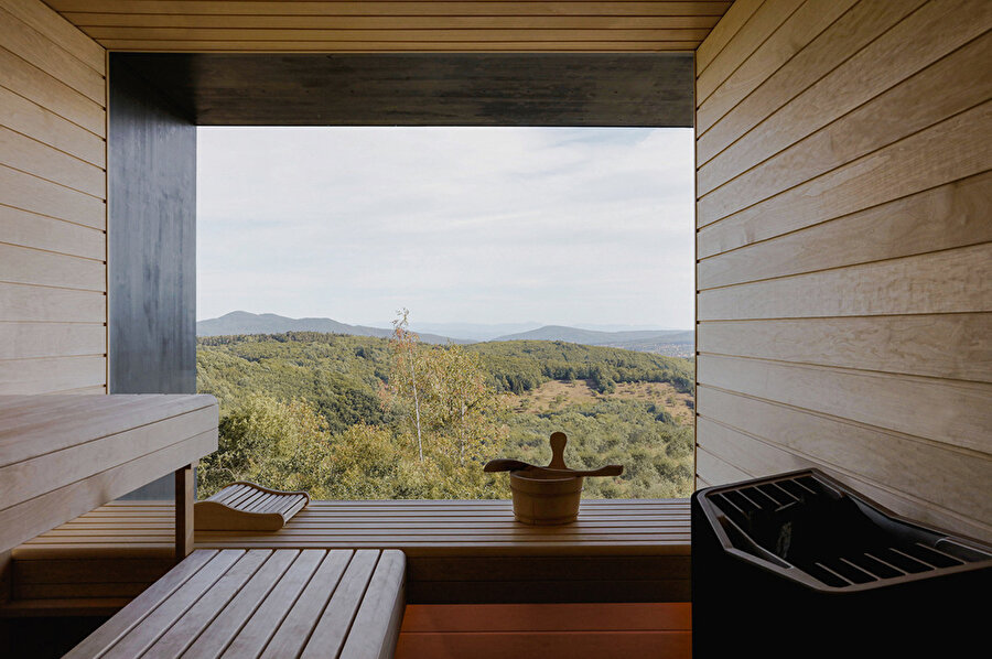 Kabinlerin içerisinde sauna ve İskandinav hamamları yer alıyor.
