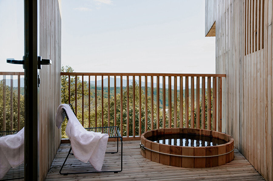 Fjell kabinlerinin bir balkonunda özel sauna bulunuyor.