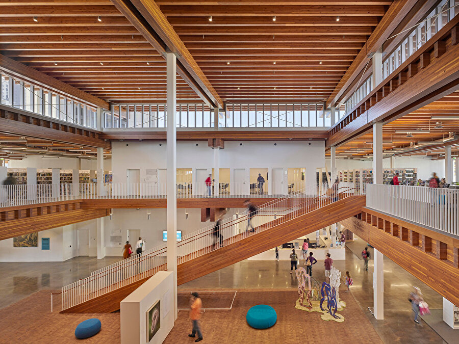 Yapının merkezindeki geniş atriyum, kütüphanenin iç mekanlarına doğal ışığın ulaşmasını sağlıyor. 