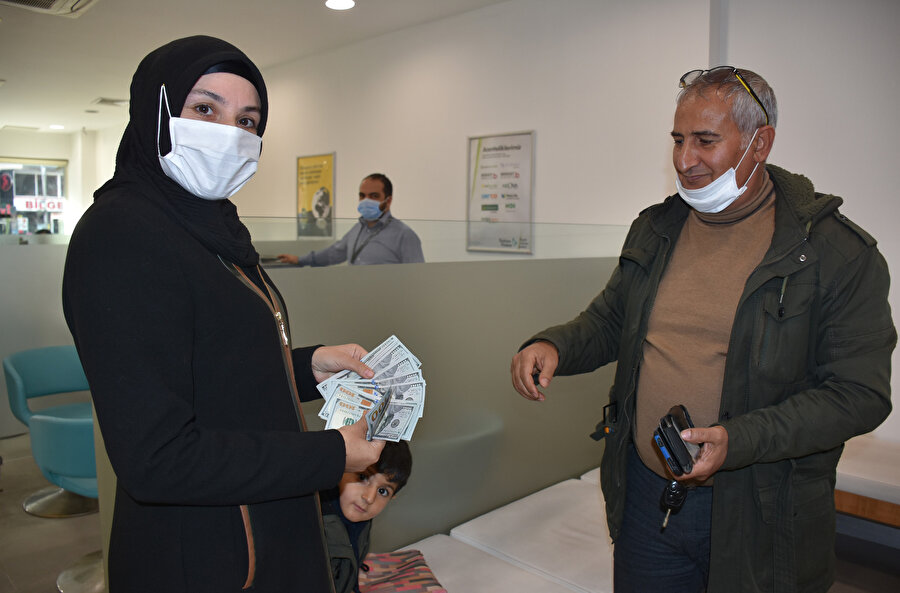Hesabına yanlışlıkla gönderilen 20 bin doları iade etti