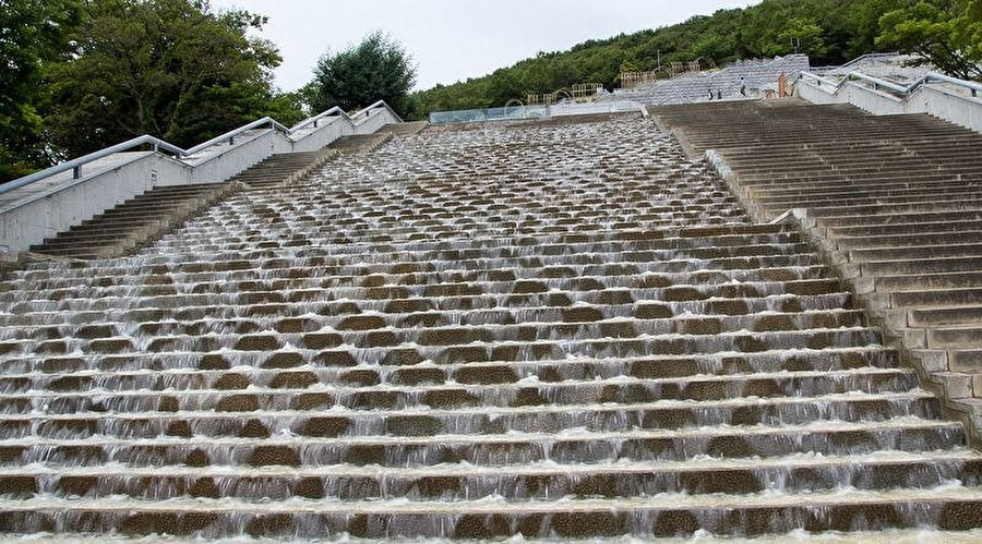 İki merdiven arasında sürekli akan su.