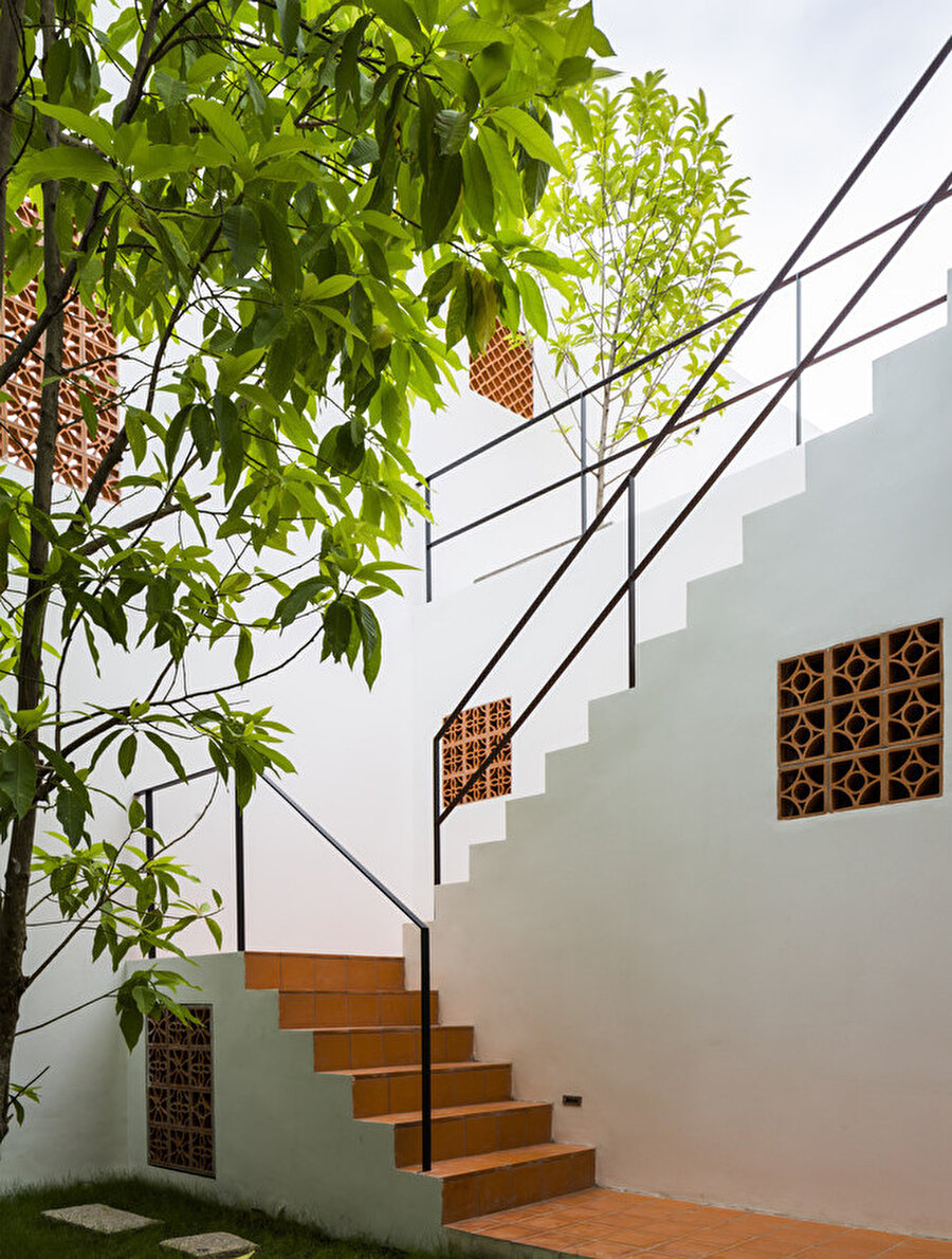 Zemin ile üst katlar arasında bağlantı sağlayan merdiven iç bahçede bulunuyor.