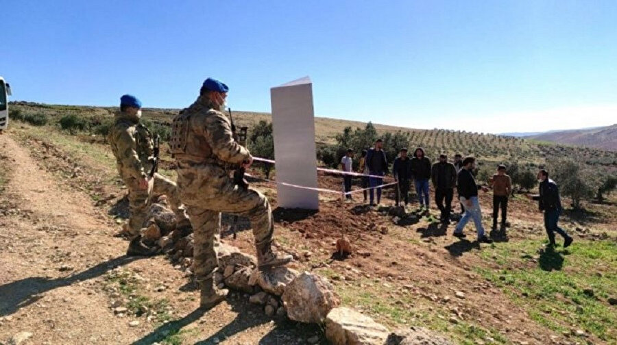 Jandarma ekiplerinin nöbeti ile meraklı köylülerin bekleyişi sürüyor