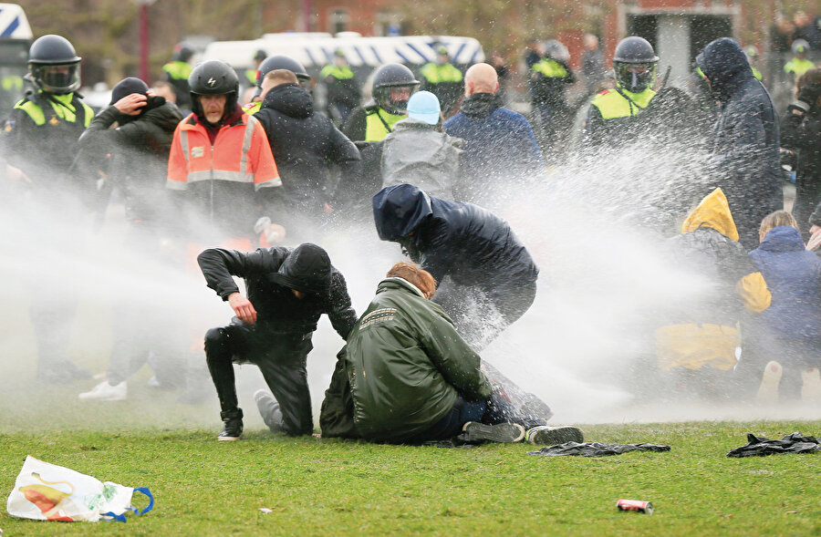 23 Ocak’ta sokağa çıkma yasağı ilan edilen ülkede, daha fazla yasak istemeyen halk isyan etti. Lahey, Amsterdam ve Rotterdam’ın da olduğu 10’dan fazla şehirde sokak olayları çıktı.