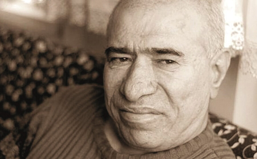 Devletin elinden ödül almayacağını söyleyen İlyas Salman’a devlet ödül verir mi acaba? Bugüne kadar vermedi ki adamda sürekli bir ödül merakı, ödülle ilgili söylem merakı. Salman’a en güzel ödül, halka ettiği hakaretlerle ilgili dava açmak olacaktır. Sevgili ‘akılsız halk’, topluca İlyas Salman’a dava açmaya var mısınız?