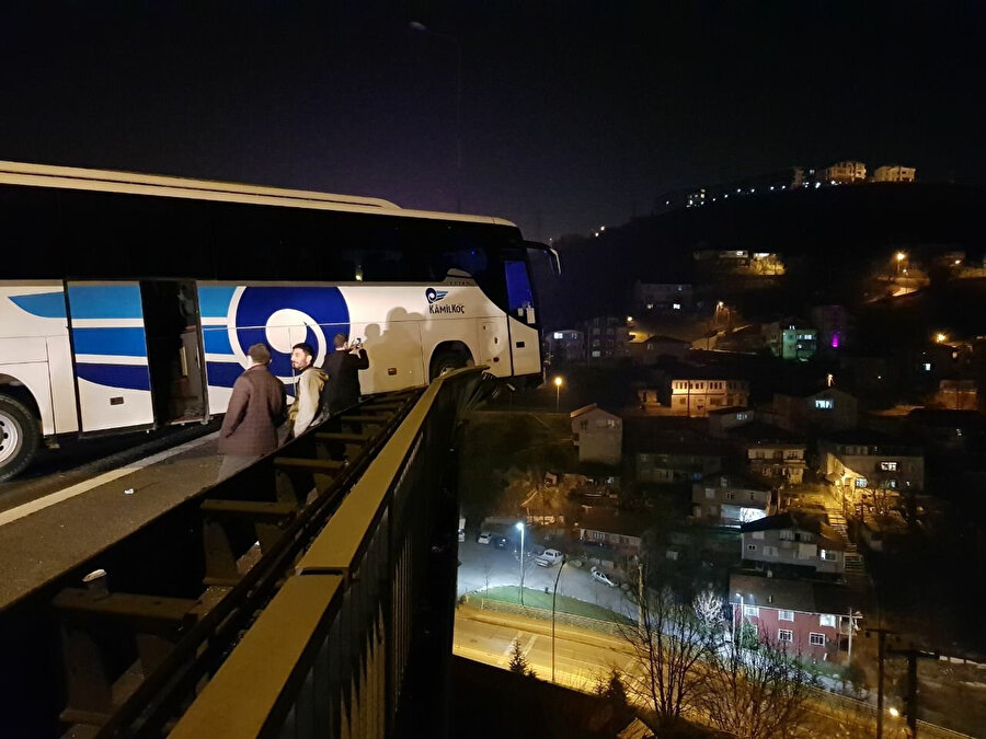 TEM Otoyolunda kontrolden çıkan yolcu otobüsü viyadükte asılı kaldı