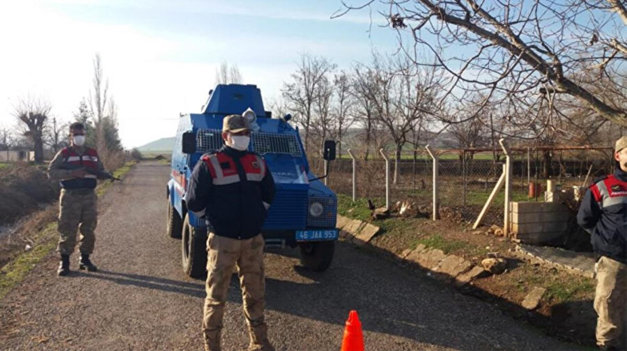 Jandarma ekipleri giriş ve çıkışlarda kontrol noktası oluşturdu