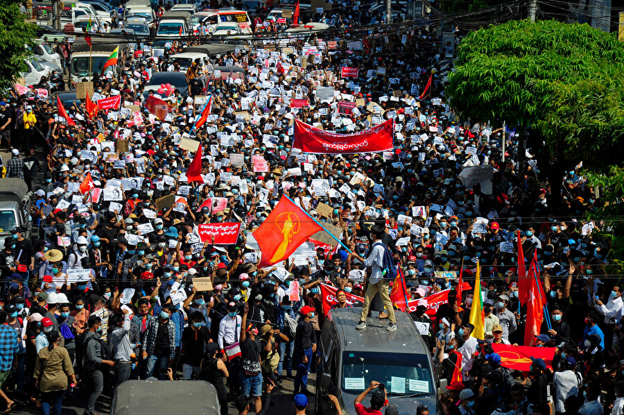 Yangon ve Pathein kentinde binlerce kişi darbeyi protesto etmek için toplandı.
