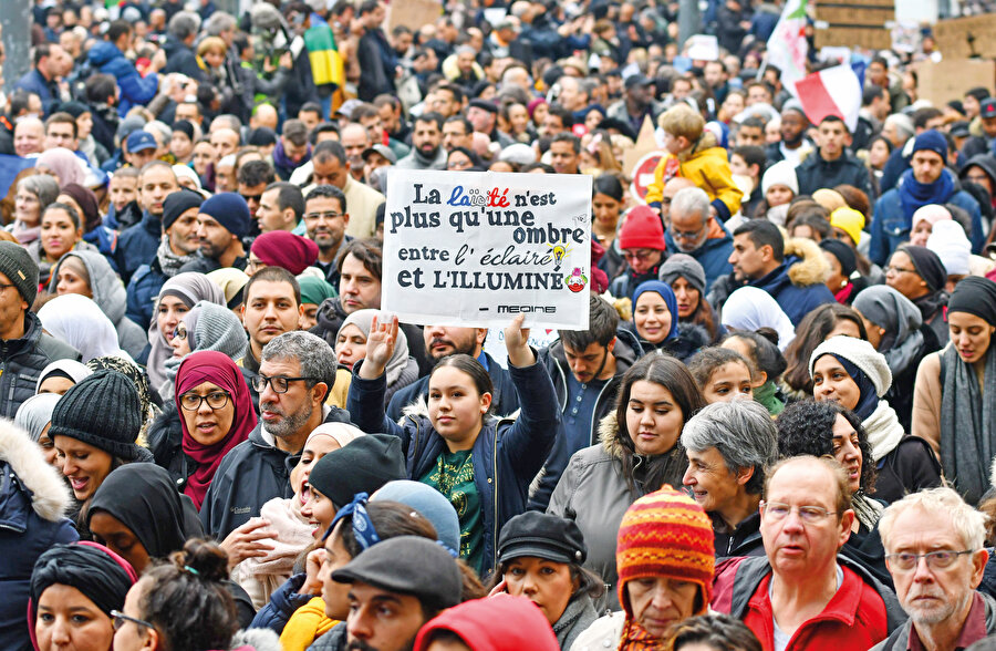Fransa’daki binlerce caminin görevli maaşları da dâhil olmak üzere gider bütçesi Fransa Müslümanlarının bağışları ve Türkiye, Fas, Cezayir, Tunus, Suudi Arabistan, Katar devletlerinin desteği sayesinde karşılanıyor. 2 Aralık 1905 tarihli Laiklik yasasının 2. maddesi gereği kiliselerin bile giderlerini karşılayamayan, bütçesine katkı yapamayan Fransa devleti Fransa’daki camileri hangi imkânlarla yönlendirmeyi umut ediyor? 