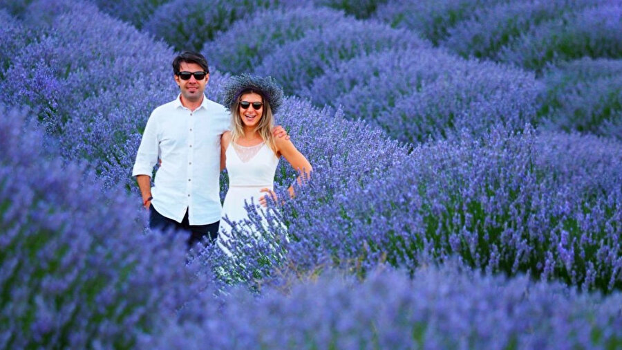 'Mor renkli köy'e 500 bin turist geldi ama koronavirüs görülmedi