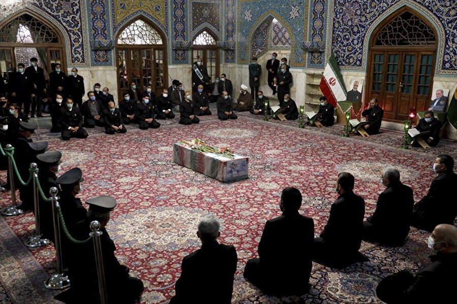 İran Savunma Bakanlığı tarafından paylaşılan Fahrizade'nin cenaze töreninden yansıyan bir kare.