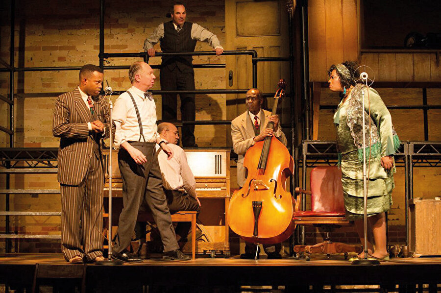 Plâk kayıt stüdyosundaki bir günü anlatan film, özgürlüklerine yeni kavuşan dünün kölelerinin benlik arayışının hüzünlü bir panoraması aslında. O güne kadar beyazların hakimiyetinde ve hayvandan aşağı bir konumda yaşayanların kendilerine bir kimlik, kişilik ve çok daha önemlisi, bir değer arayışlarının resmigeçidi.    
