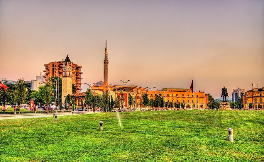Arnavutluk, Balkanlar'da bir ülkedir.