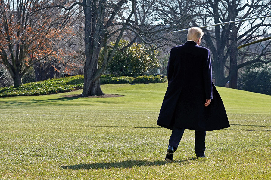 Trump, müttefikleri kızdıracak bir adım daha attı ve ödeme yapmazlarsa NATO ittifakının 5. maddesinde yer alan karşılıklı savunma taahhüdüne uyulmayacağını ima etti. Bu da Avrupa çapında güvenlik endişelerini ayyuka çıkardı. Fransa Cumhurbaşkanı Macron’un öncülüğünde NATO’dan bağımsız bir Avrupa ordusu oluşturma fikri yeniden gündeme getirildi. Fakat bu teşebbüsün başarıya ulaşma şansı pek yoktu. Nitekim Trump da sosyal medya hesabından 13 Kasım 2018’de yaptığı paylaşımla “dalgasını” geçmişti.