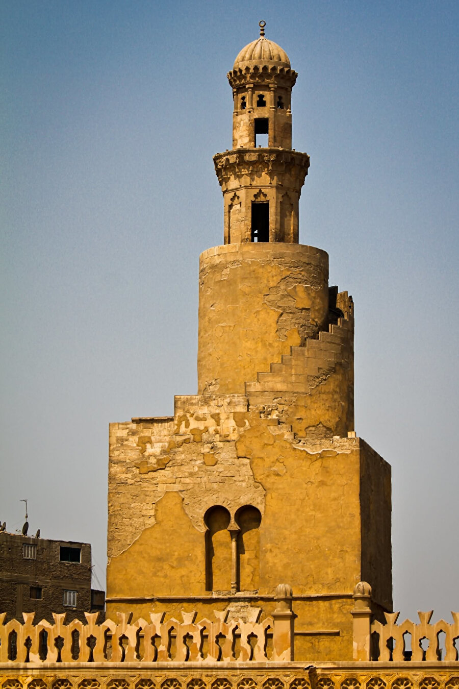 Tolunoğlu Camii'nin artık klâsikleşen spiral minaresi.