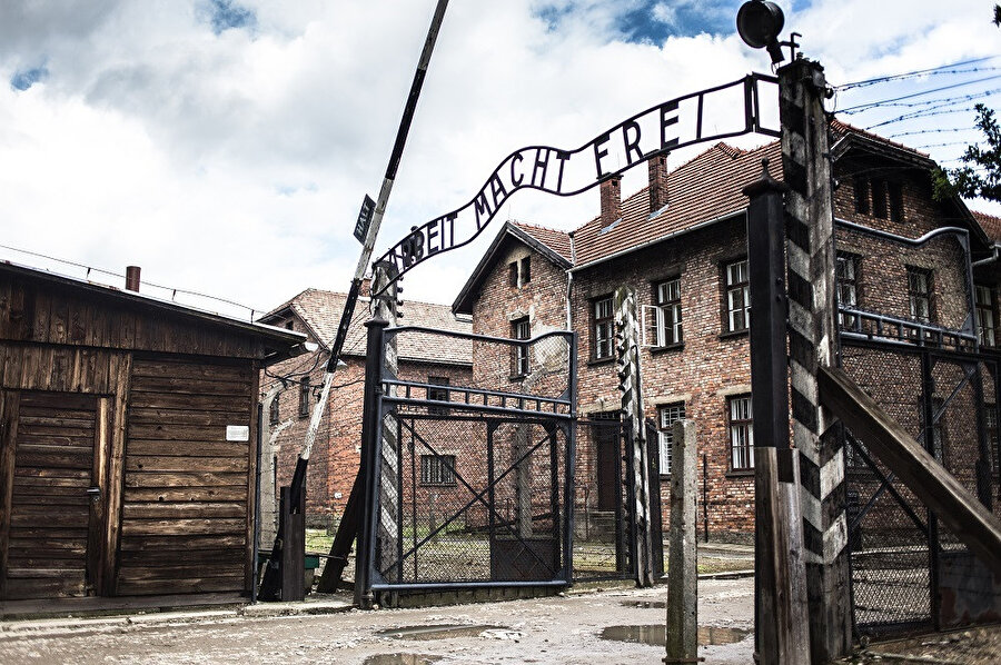 Soykırım turizminin rotası Auschwitz.