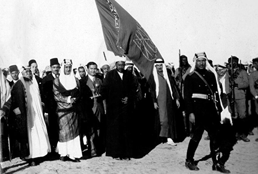 Prens Faysal ve Nazir Torekulov. Cidde, 1929