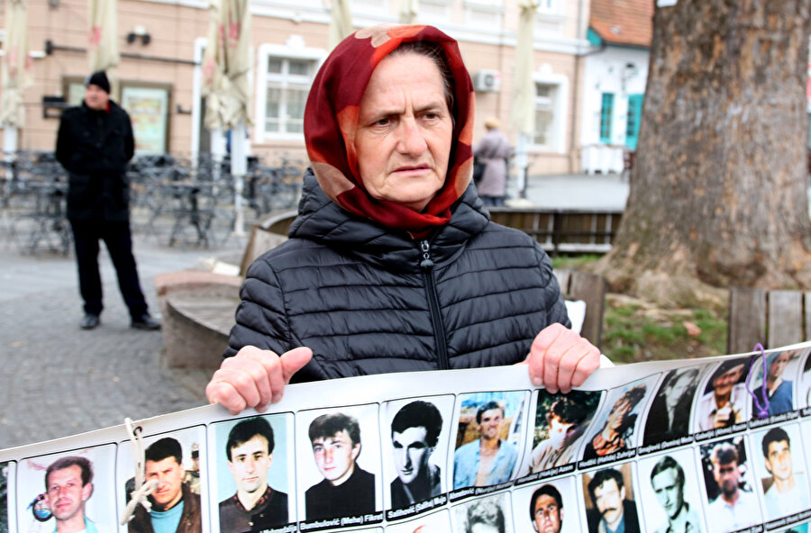 Srebrenitsalı anneler, her ayın 11'inci günü Tuzla şehrinde barışçıl protesto düzenleme geleneğini sürdürdü.