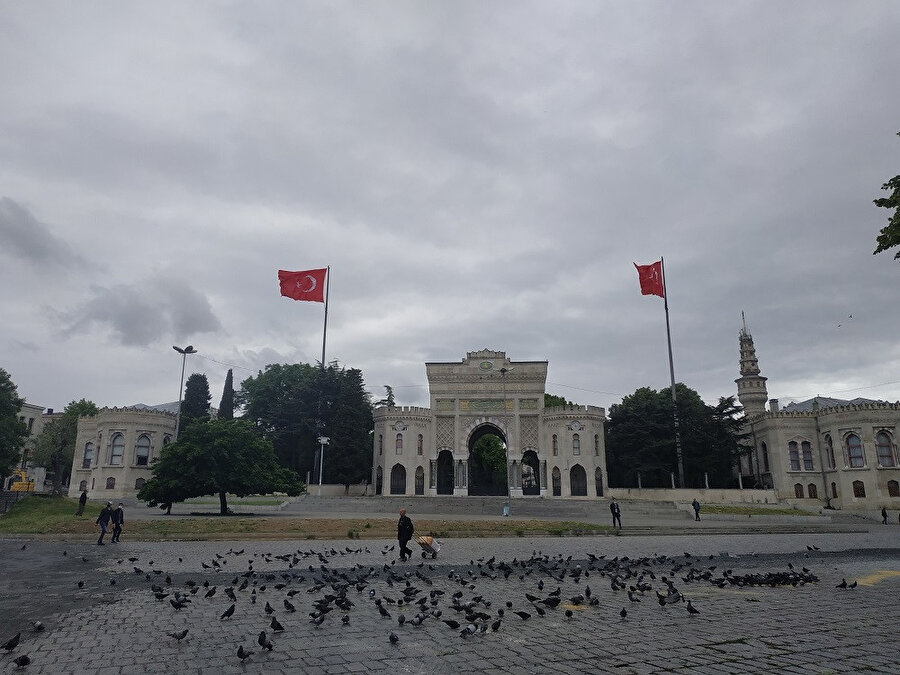 Daire-i Umur u Askeriye - İ.Ü Merkez Kampüs Kapısı.