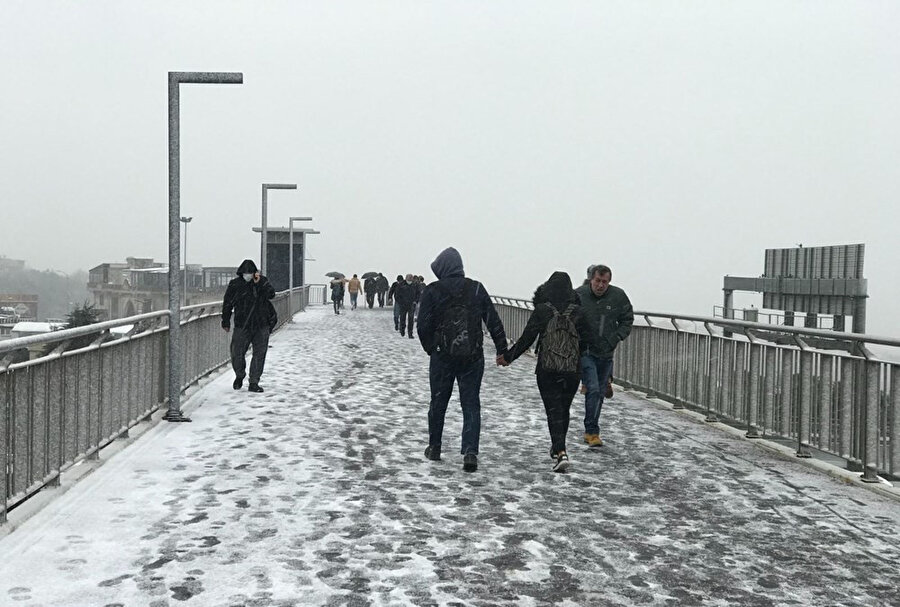 Peş peşe uyarılar yapılmıştı: İstanbul'da kar yağışı etkili oluyor