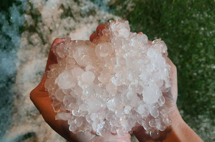 İzmir'de dolu: Her yer bembeyaz oldu