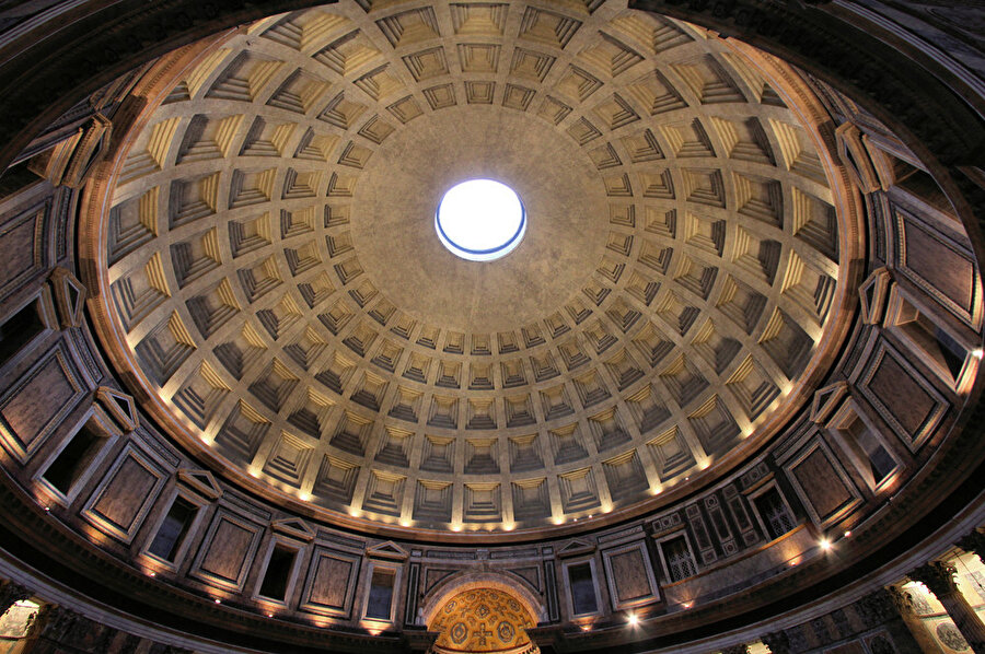 Pantheon Tapınağı kubbesinin içten görünümü.
