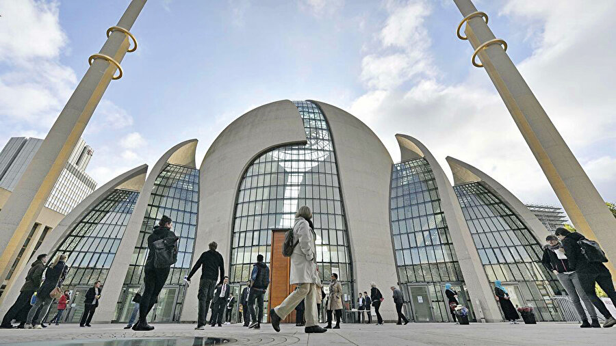 Avrupa’da seçim dönemlerinde Türkiye ve İslam karşıtı söylemlerin ağırlık kazandığına çok kez şahit olundu. Aşırı sağdan aşırı sola kadar uzanan siyasi partilerin parti programları incelendiğinde, açıktan veya üzeri kapalı güvenlik odaklı ve İslam düşmanı söylemlerin ağırlık kazandığı gözlemleniyor. Türkiye karşıtı söylemler ve İslam düşmanı yaklaşımlar oy getiren ve kamuoyunun ilgisini çeken, siyasetçilerin ilgi odağı olmasını sağlayan konular olarak rağbet görüyor.