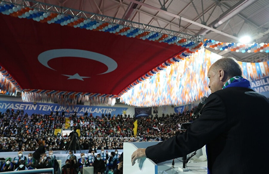 Cumhurbaşkanı Erdoğan açıklamalarda bulunurken