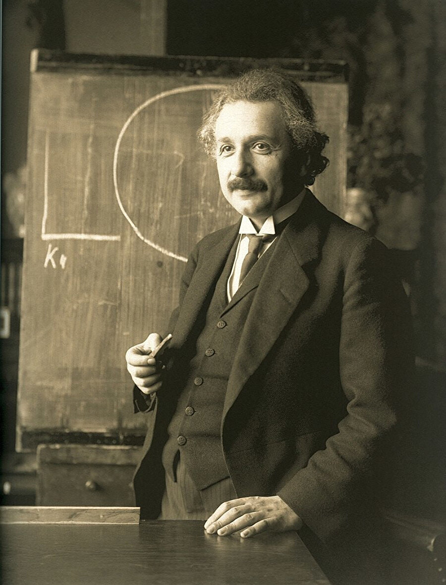 Albert Einstein’ın genel görelilik kuramına göre yerçekimi aslında bir kuvvet değildir. 