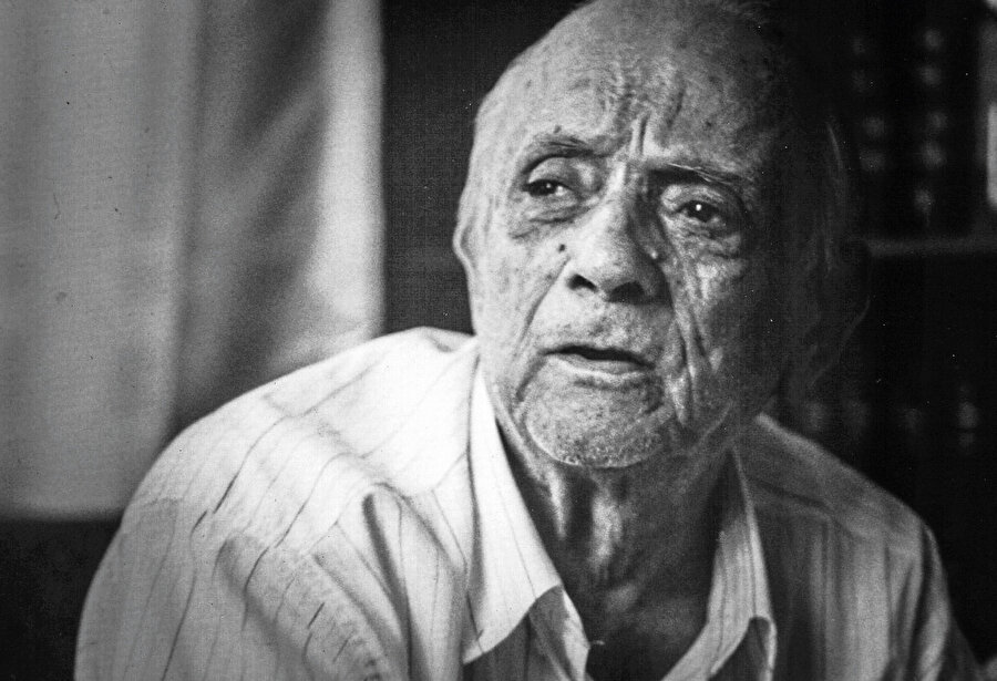 Türk Edebiyatı’nın Kemalettin Tuğcu’yu mumla aratacak fenalıkta nice meşhur yazarla malûliyetini tespit etmekten ne kadar da uzağız! Daha mühimi, his dünyası iğfal edilmiş bir çocuk, istidadı ve kısmeti varsa belki ilerleyen yaşlarında hakiki edebiyatla müşerref olup bu fena hatıratından bir nebze kurtulabilir ama ya bütün gençliği ve kemâl devri boyunca daima kötü edebiyata muhatap kalan biri nasıl kurtulur bu illetten?  