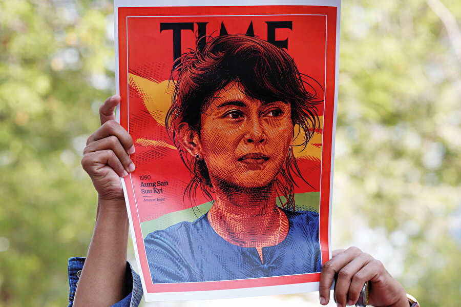 Yıllardır devirmeye çalıştığı cuntanın askerlerini kullanarak Arakan’da soykırıma girişen Suu Kyi, on binlerce Müslümanı birkaç gün içinde katletti, yüz binlercesini de komşu ülkelere sürdü. 