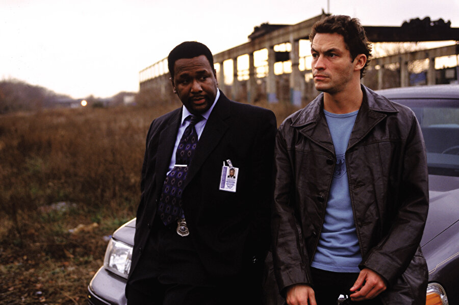 The Wire, ABD'de HBO'da yayınlanan dizinin yapımcısı ve yazarı, eski polis muhabiri David Simon'dır. Yayınına 2 Haziran 2002'de başlanan dizi beş sezonun ardından, 9 Mart 2008'de sona erdi. Dizinin her bir sezonu Baltimore şehrinin ayrı bir yüzüne odaklanmıştır.