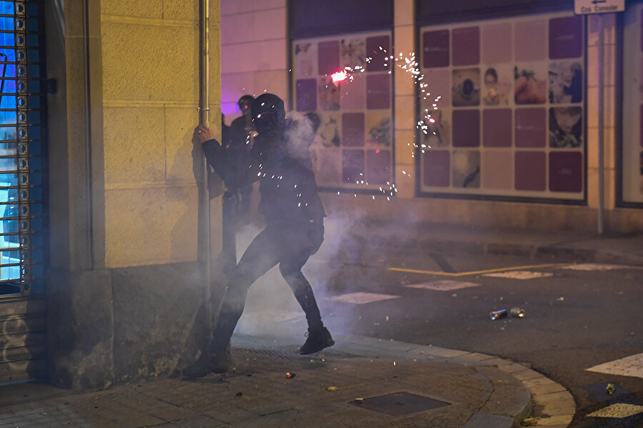 İspanyol polisi, göz yaşartıcı gaz ve plastik mermiyle müdahale etti