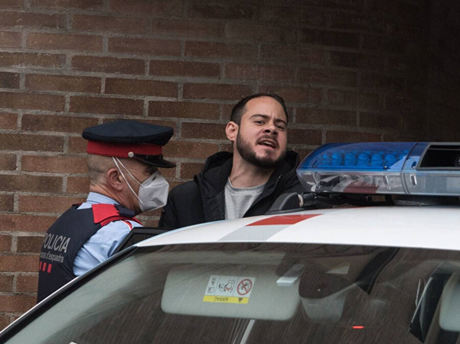 İspanya'da binlerce kişi, rap sanatçısı Pablo Hasel'in cezaevine götürülmesini protesto etti
