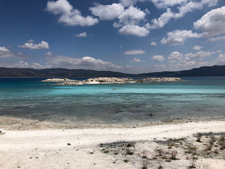 Salda Gölü'nde eski mikrobiyalitlerin açıkta kalan adası