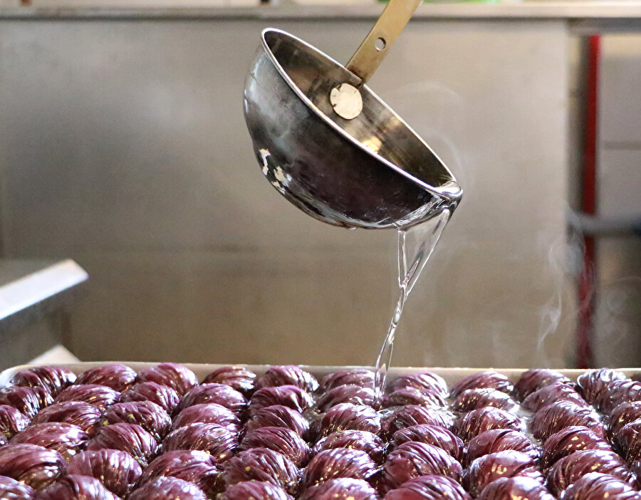 'Mor baklava' üretti, siparişlere yetişemiyor