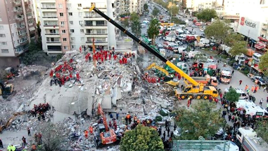 Rıza Bey Apartmanı enkazı