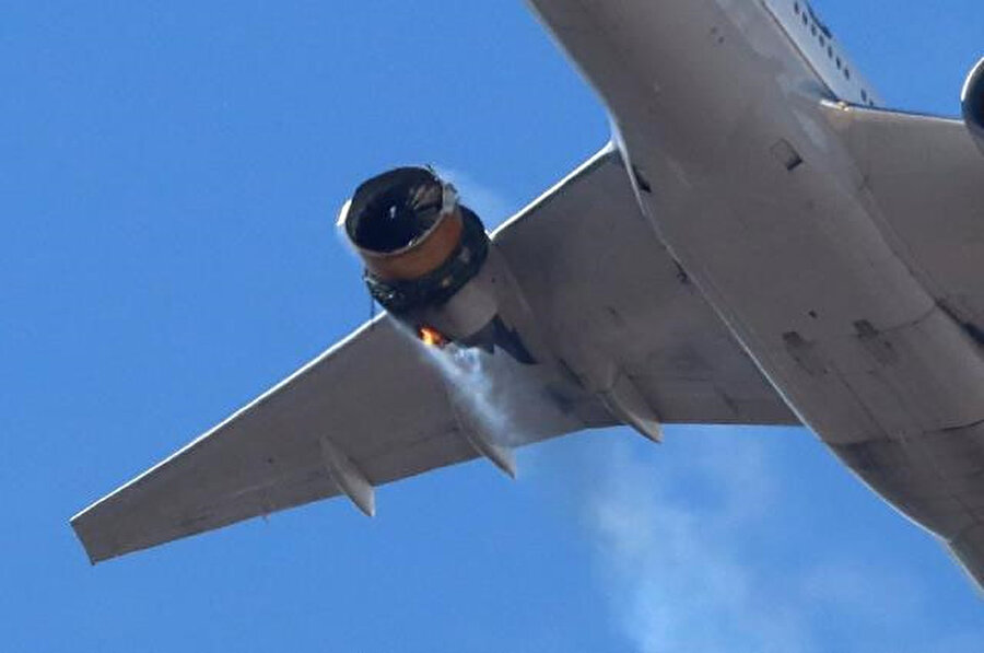 Uçağın motorunun havada infilak etmesi büyük bir paniğe neden oldu