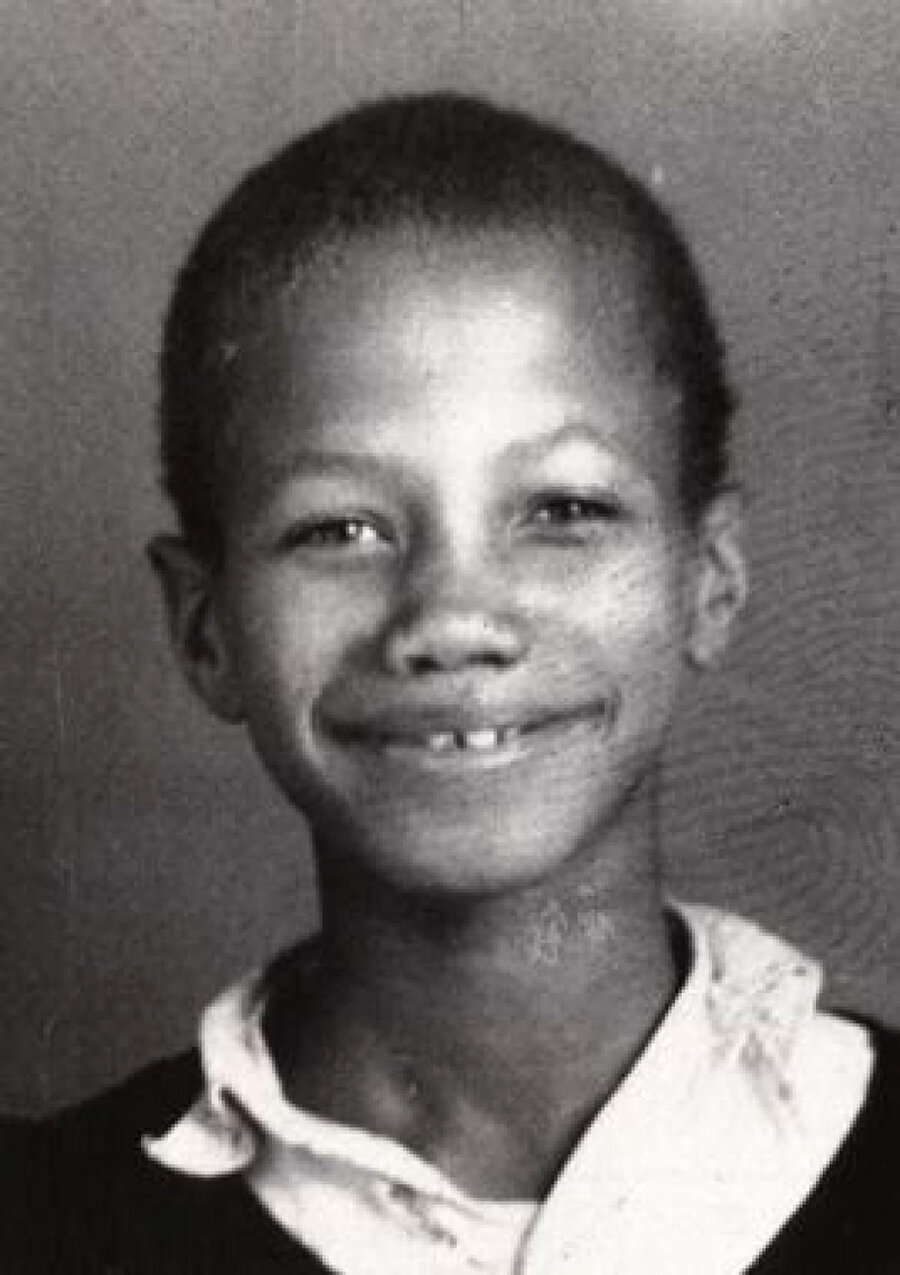 Malcolm X, 6 yaşında babasız, 12 yaşında ise annesiz kaldı.