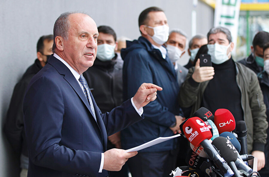 Kemal Kılıçdaroğlu’nun "Dostlarımızla birlikte iktidar olacağız" söyleminin yankısı biticek gibi durmuyor. Parti içindeki en büyük rahatsızlık bu konudan kaynaklanıyor. Geçen hafta CHP Grup Başkanvekili Engin Özkoç, “Dostlarımızı açayım” diyerek CHP’yi destekleyen bütün partilerin yanı sıra HDP’yi de saydı. Cumhuriyet döneminde Kürtlere yapılan zulmü hiçbir zaman unutmayan PKK ve uzantıları, CHP’yi her zaman soykırım yapmakla suçluyordu. Fakat Erdoğan düşmanlığı, bir zamanlar Kürtleri yok etmeye çalışan CHP ile dedelerinin çektiği acıları hiçbir zaman unutmayan ve bunun için bir terör örgütüne destek veren HDP’yi birleştirmeye yetiyor.