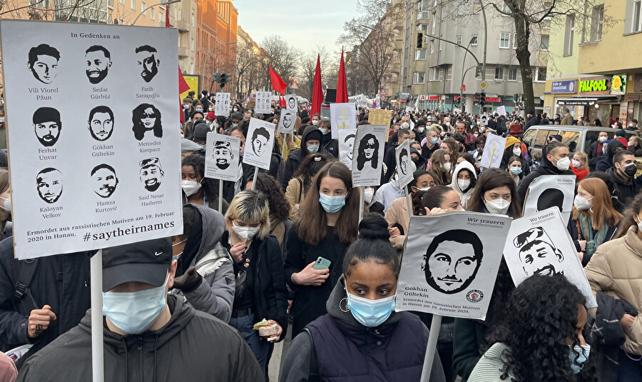 Almanya'da ırkçı terör saldırısında hayatını kaybedenlerin anıldığı yürüyüşe binlerce kişi katıldı