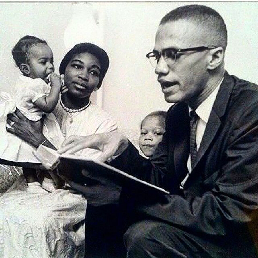Malcolm X, karısı ve çocuklarıyla. 