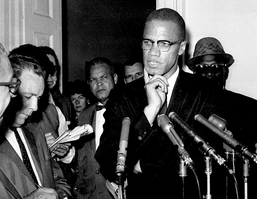 Malcolm X, gazetecilerin sorularını cevaplarken.