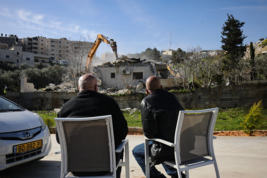 Yıkılan evlerini izleyen Filistinliler.