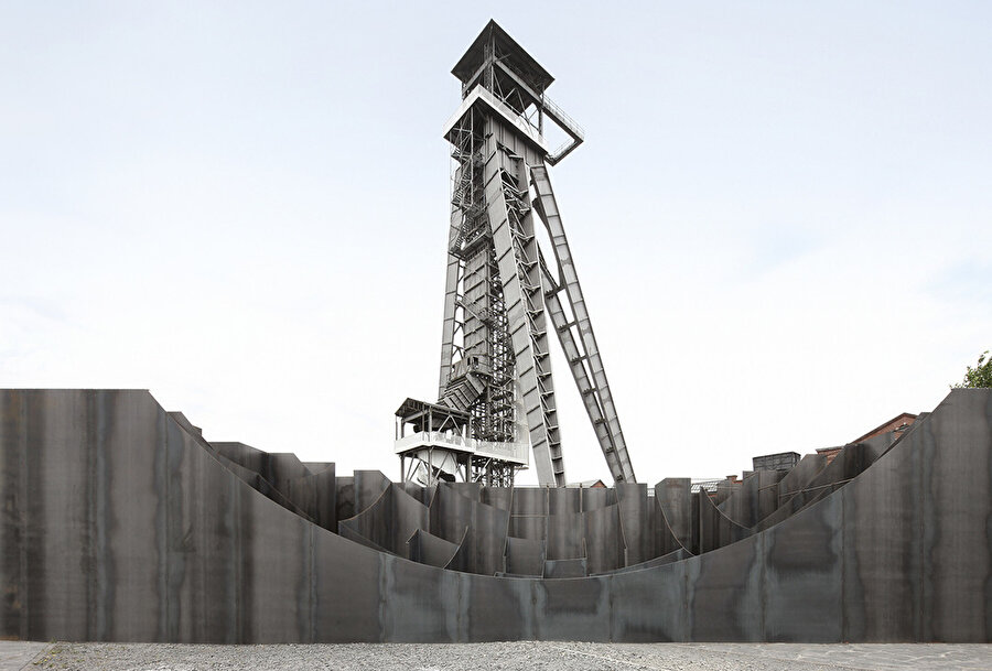 Önceden bölgedeki yer altı maden kuyusunun nakliye kompartımanı olarak kullanılan yüksek çelik yapılara tırmanılarak labirentin kuşbakışı görünümü elde edilebiliyor.