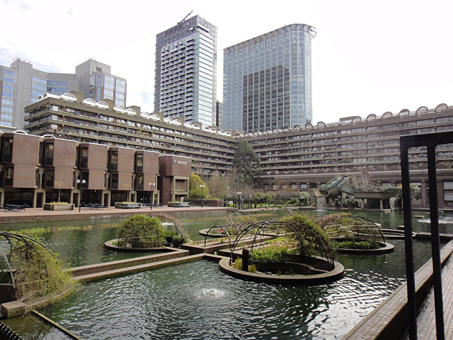 Barbican, orta çağ İngilizcesinde, güçlendirme, kuvvetlendirme anlamına geliyor.