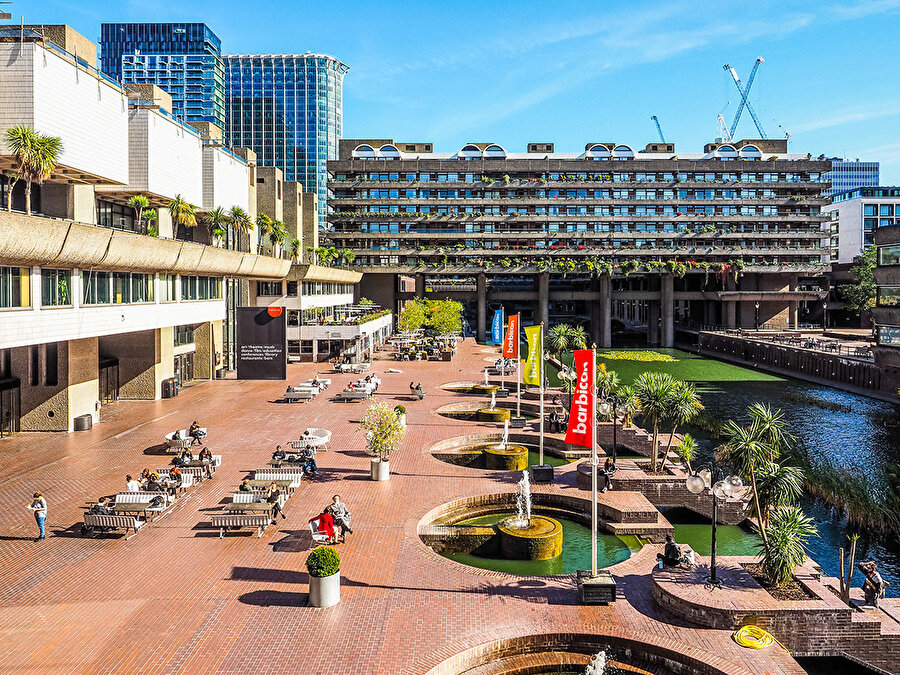 Barbican’da, etkinlikler ve uzman rehberler tarafından sıklıkla turlar düzenleniyor.