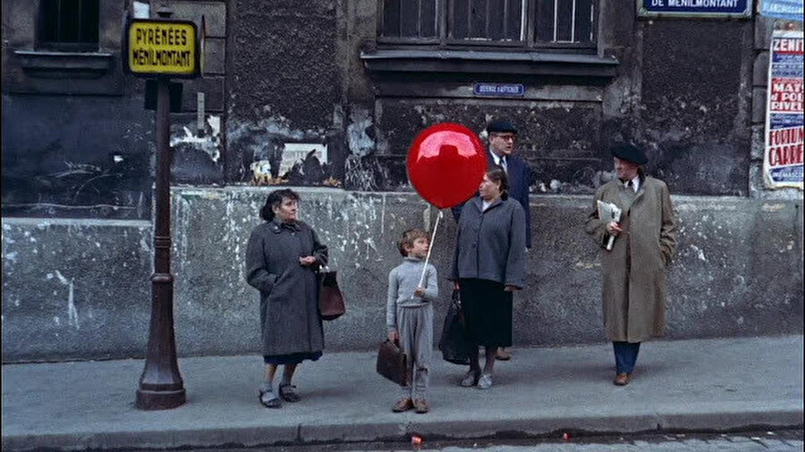 Balonlarından içinden kırmızı bir balonun tek başına havalandığını görüyor. “Vavvvvvvv…” diye bir çığlık atıyor.