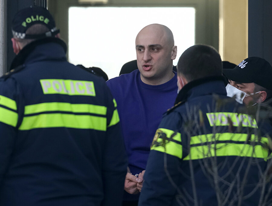 Hakkında gözaltı kararı çıkan Nika Melia, parti merkezinde gözaltına alındı